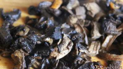 суп с сушеными грибами и лапшой на курином бульоне