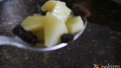 суп с сушеными грибами и лапшой на курином бульоне