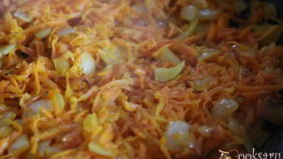 суп с сушеными грибами и лапшой на курином бульоне