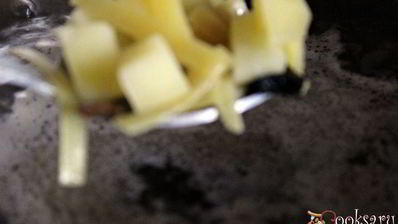 суп с сушеными грибами и лапшой на курином бульоне