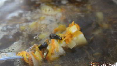 суп с сушеными грибами и лапшой на курином бульоне