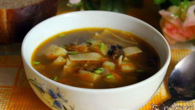 суп с сушеными грибами и лапшой на курином бульоне