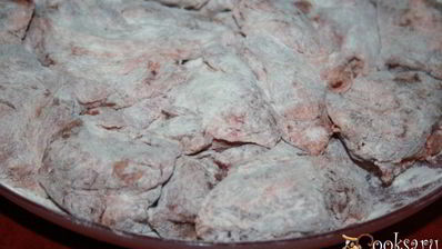 запеченная говядина в вине и курином бульоне