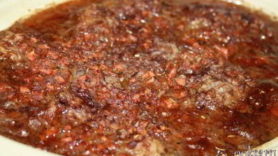 запеченная говядина в вине и курином бульоне