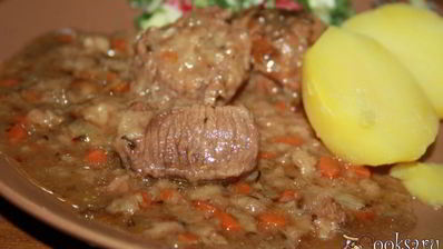 запеченная говядина в вине и курином бульоне