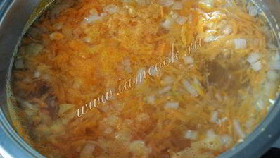 зеленый борщ со щавелем на мясном бульоне