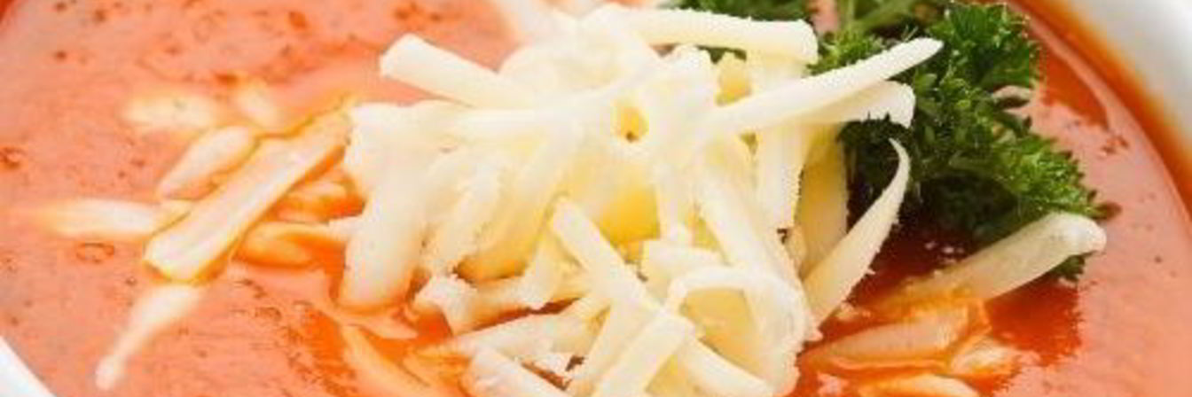 Домашний томатный суп с гренками и сыром