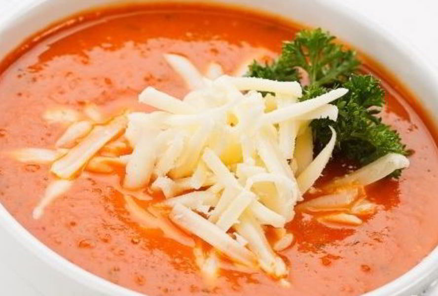 Домашний томатный суп с гренками и сыром