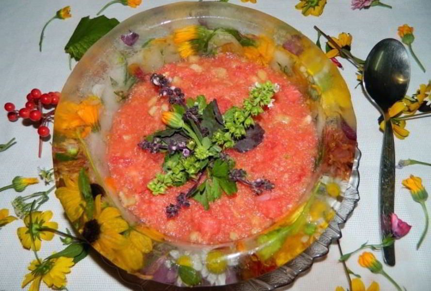 Арбузный гаспачо в ледяной тарелке