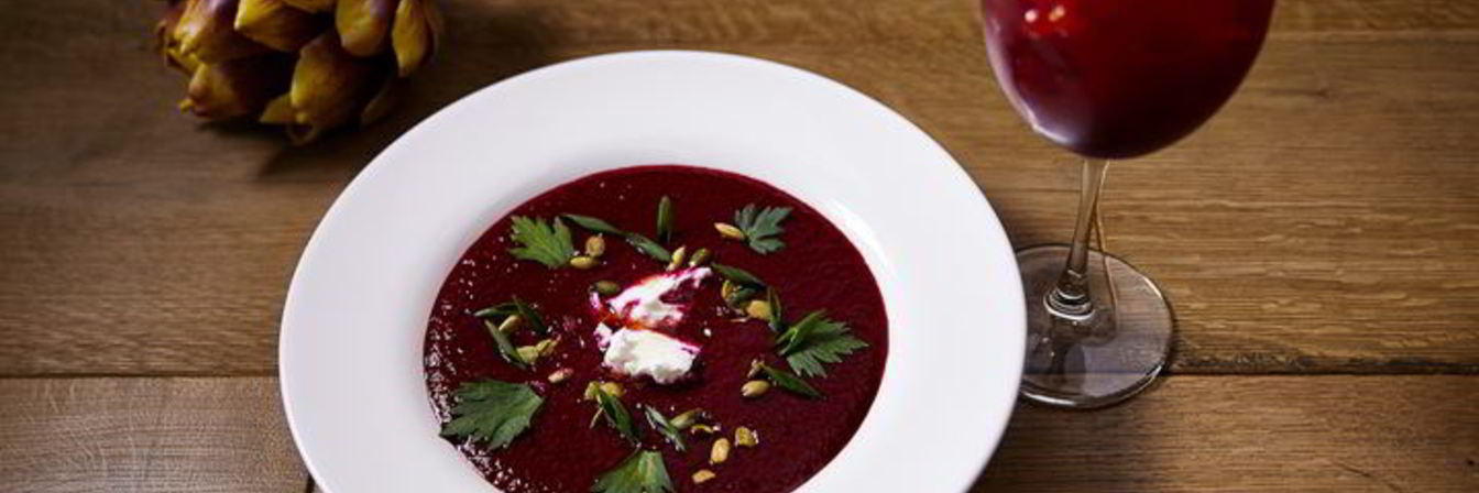 Свекольный гаспачо с козьим сыром