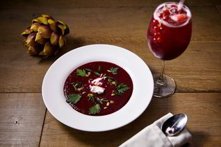 Свекольный гаспачо с козьим сыром