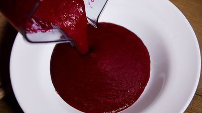 свекольный гаспачо с козьим сыром