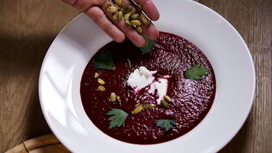 свекольный гаспачо с козьим сыром