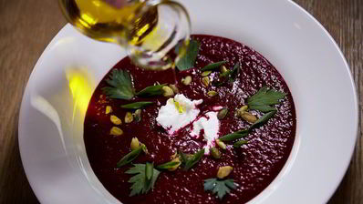 свекольный гаспачо с козьим сыром