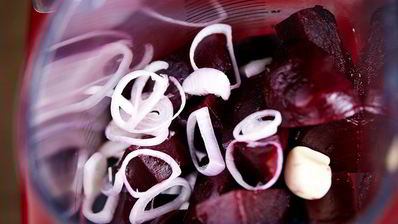 свекольный гаспачо с козьим сыром