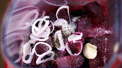 свекольный гаспачо с козьим сыром