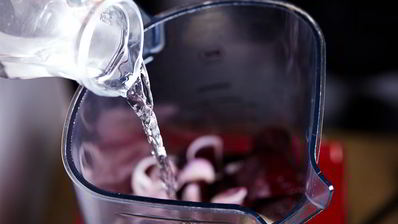 свекольный гаспачо с козьим сыром