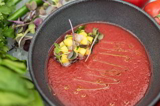 Томатный гаспачо и тартар из тигровых креветок