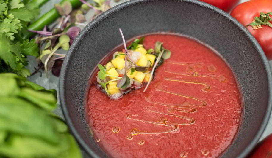 Рецепт томатного гаспачо и тартар из тигровых креветок