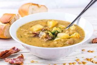 Ароматный гороховый суп с копченой курицей