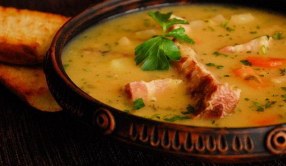 Рецепт ароматного горохового супа с ребрышками и грудинкой