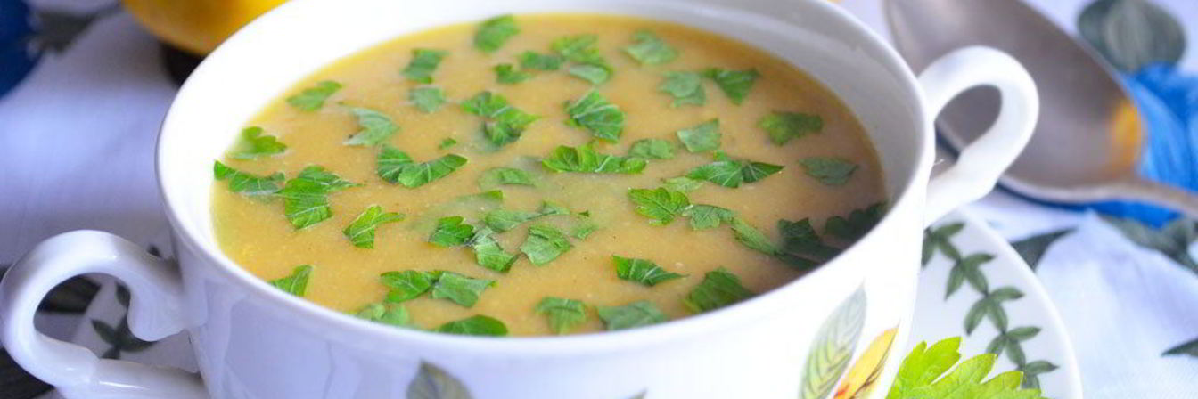 Гороховый суп-крем с айвой и беконом