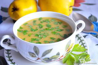 Гороховый суп-крем с айвой и беконом