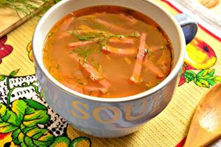Гороховый суп с копченой колбасой и зеленью