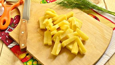 гороховый суп с копченой колбасой и зеленью