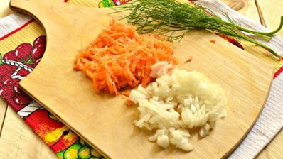 гороховый суп с копченой колбасой и зеленью