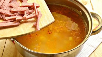 гороховый суп с копченой колбасой и зеленью