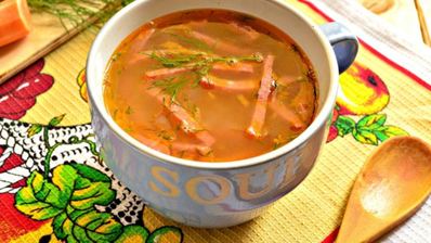 гороховый суп с копченой колбасой и зеленью