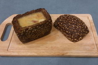 Гороховый суп с копченостями в хлебе