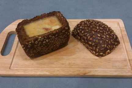 Гороховый суп с копченостями в хлебе