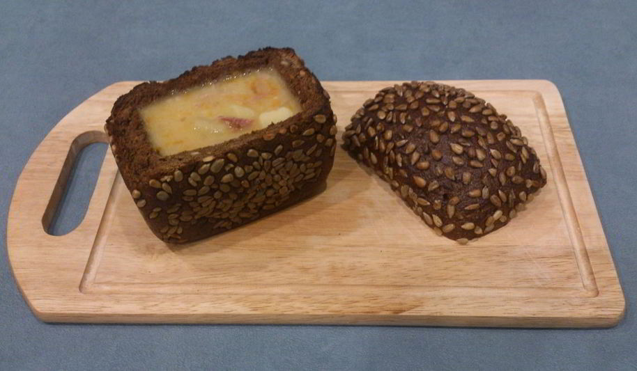 Рецепт горохового супа с копченостями в хлебе