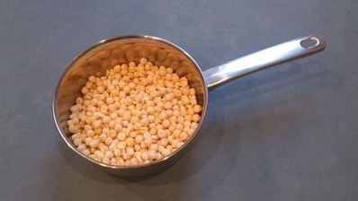 гороховый суп с копченостями в хлебе