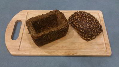 гороховый суп с копченостями в хлебе