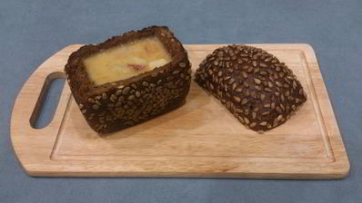 гороховый суп с копченостями в хлебе