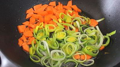 гороховый суп с копчеными ребрами и овощами