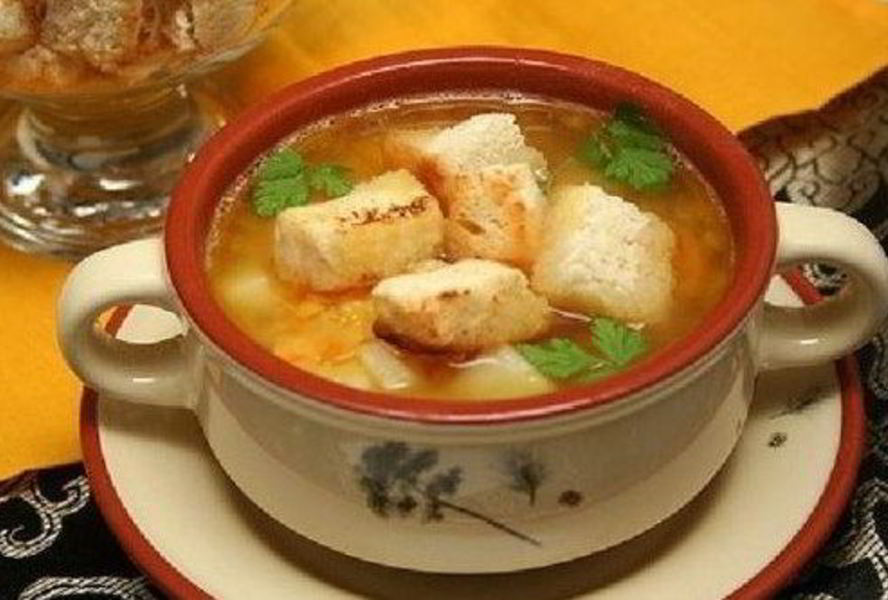 Гороховый суп с копчеными ребрышками и сельдереем