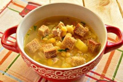 Гороховый суп с курицей и сухариками
