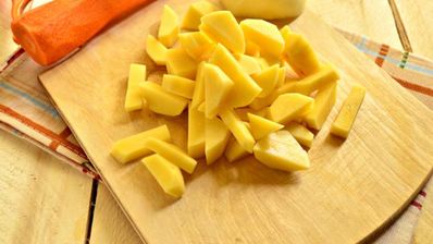 гороховый суп с курицей и сухариками