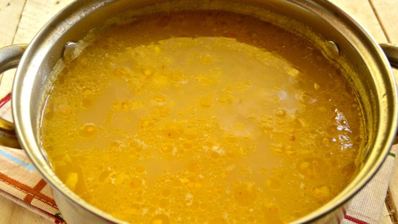 гороховый суп с курицей и сухариками