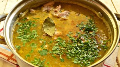 гороховый суп с курицей и сухариками