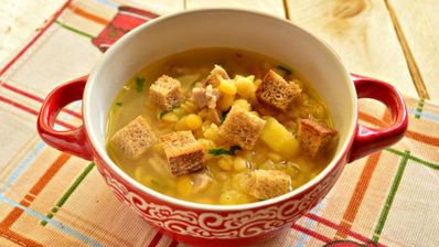 гороховый суп с курицей и сухариками