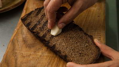 гороховый суп в буханке