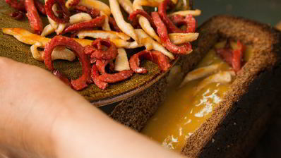 гороховый суп в буханке