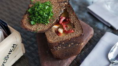 гороховый суп в буханке