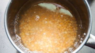 гороховый суп в буханке