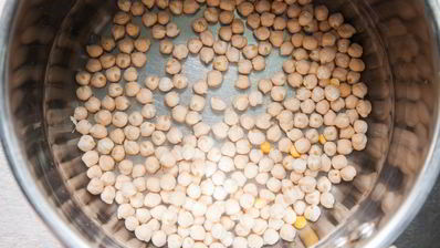 гороховый суп в буханке